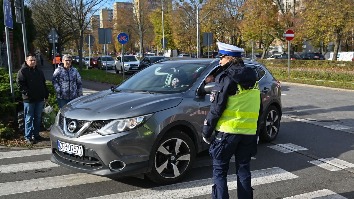 Szczecin, 29.10.2025. Policja kieruje ruchem przy Cmentarzu Centralnym w Szczecinie, przed dniem Wszystkich Świętych, 29 bm. Kościół katolicki obchodzi 1 listopada uroczystość Wszystkich Świętych. Tego dnia Polacy tradycyjnie odwiedzają groby bliskich. (mr) PAP/Marcin Bielecki