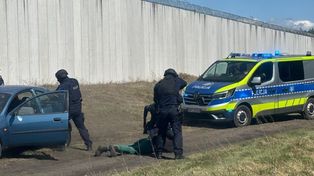 Włocławek: Służby w akcji przy zakładzie karnym. Na niebie dron, na ziemi zatrzymanie