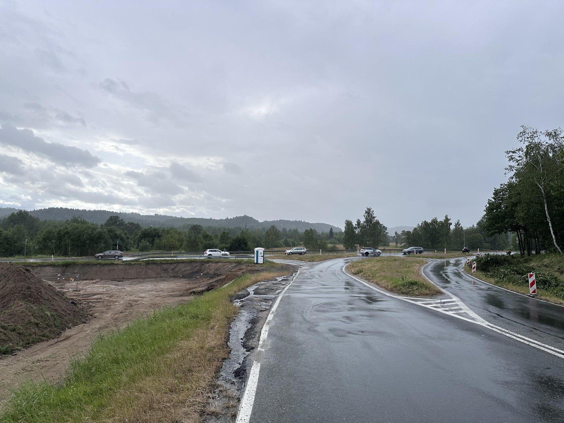 9.07.2025 budowa ronda na skrzyżowaniu w Łomnicy
