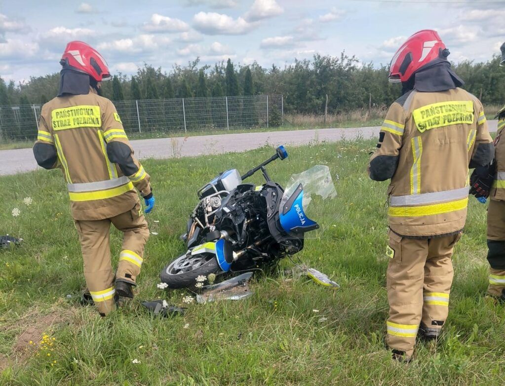 Zderzenie busa z policyjnym motocyklem na DK50. Ranny policjant