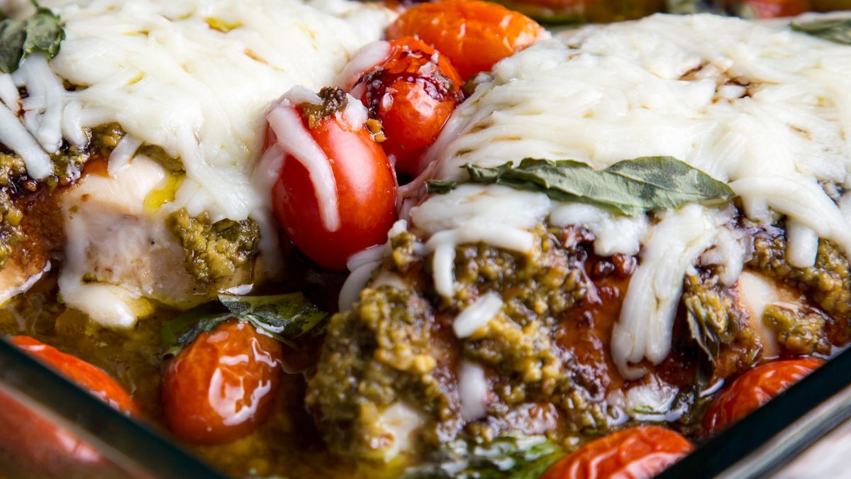 Filet z kurczaka z zielonym pesto, serem i pomidorkami