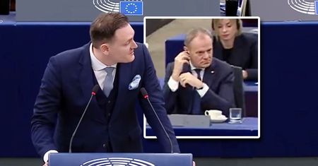 Niemiecki polityk spojrzał na Tuska. Zaczął mówić po polsku