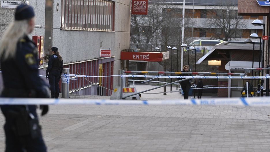 Polak zastrzelony w Sztokholmie
Police officers work on the scene after a person was shot dead in Skarholmen in southern Stockholm, Sweden in the evening before on April 11, 2024. (Photo by Oscar OLSSON / various sources / AFP) / Sweden OUT
OSCAR OLSSON