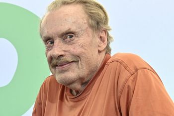 Daniel Olbrychski ostro o serialu "Lalka". "Tyle pieniędzy zmarnować"