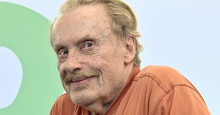 Daniel Olbrychski ostro o serialu "Lalka". "Tyle pieniędzy zmarnować"