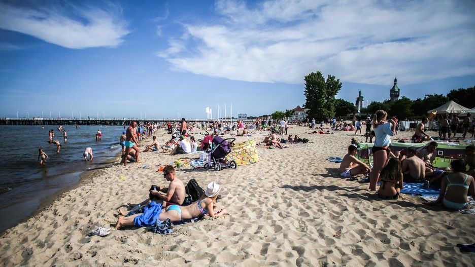 Marzysz o ucieczce od miejskiego zgiełku i znalezieniu swojego spokojnego zakątka nad morzem? Gąski to idealne miejsce! Odkryj urokliwą wioskę nad Bałtykiem z pięknymi plażami, fantastyczną latarnią morską i malowniczą okolicą. Zdjęcie ilustracyjne.