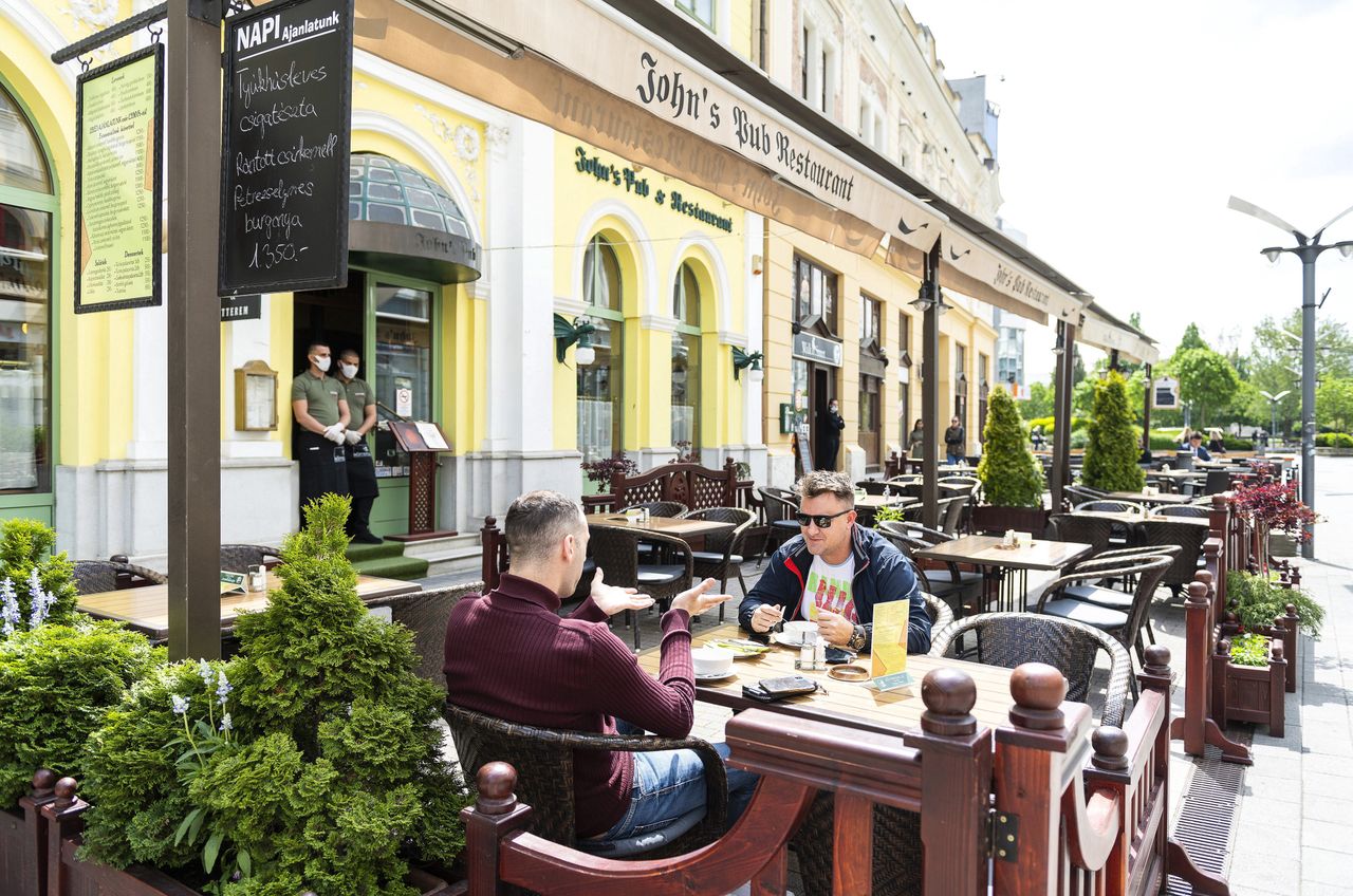 Odmrażanie gospodarki. Częściowe otwarcie restauracji już wkrótce? Jest nieoficjalna data