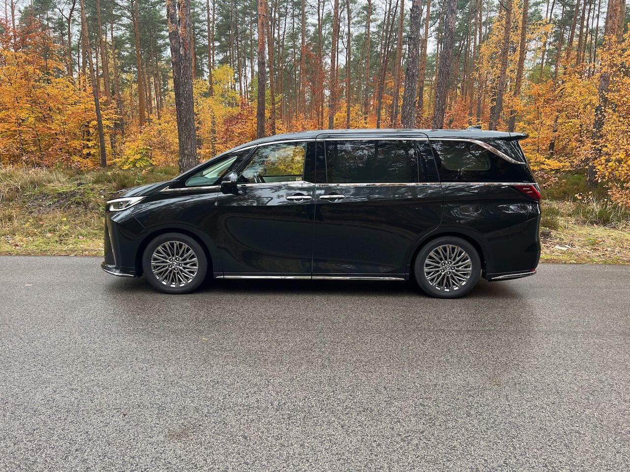 Lexus LM 350h AWD 