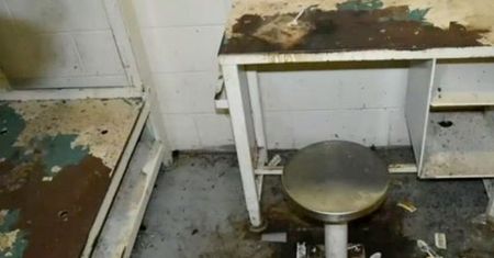 Został "pożarty żywcem" przez pluskwy. Strażnicy ignorowali jego cierpienie