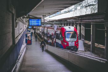 Zderzenie pociągów w Warszawie. Są ranni, ruch wstrzymany