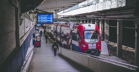 Zderzenie pociągów w Warszawie. Są ranni, ruch wstrzymany