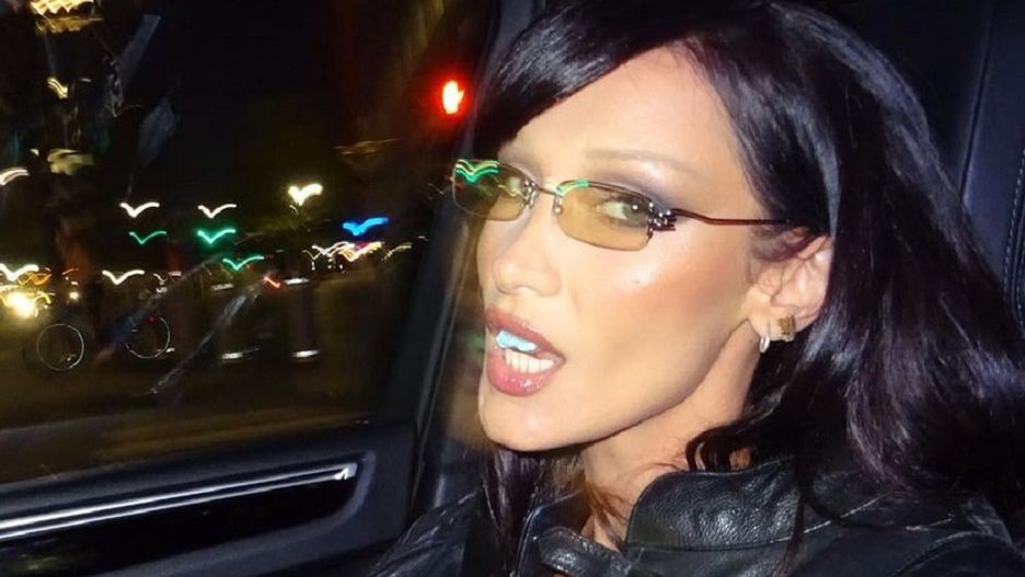 "Hot librarian" to nowy trend w modzie. Bella Hadid już go lansuje