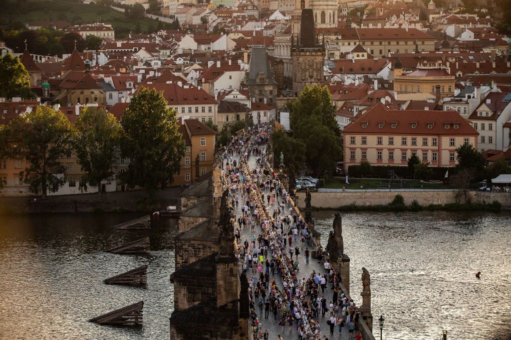 Wielkie świętowanie na Moście Karola w Pradze
