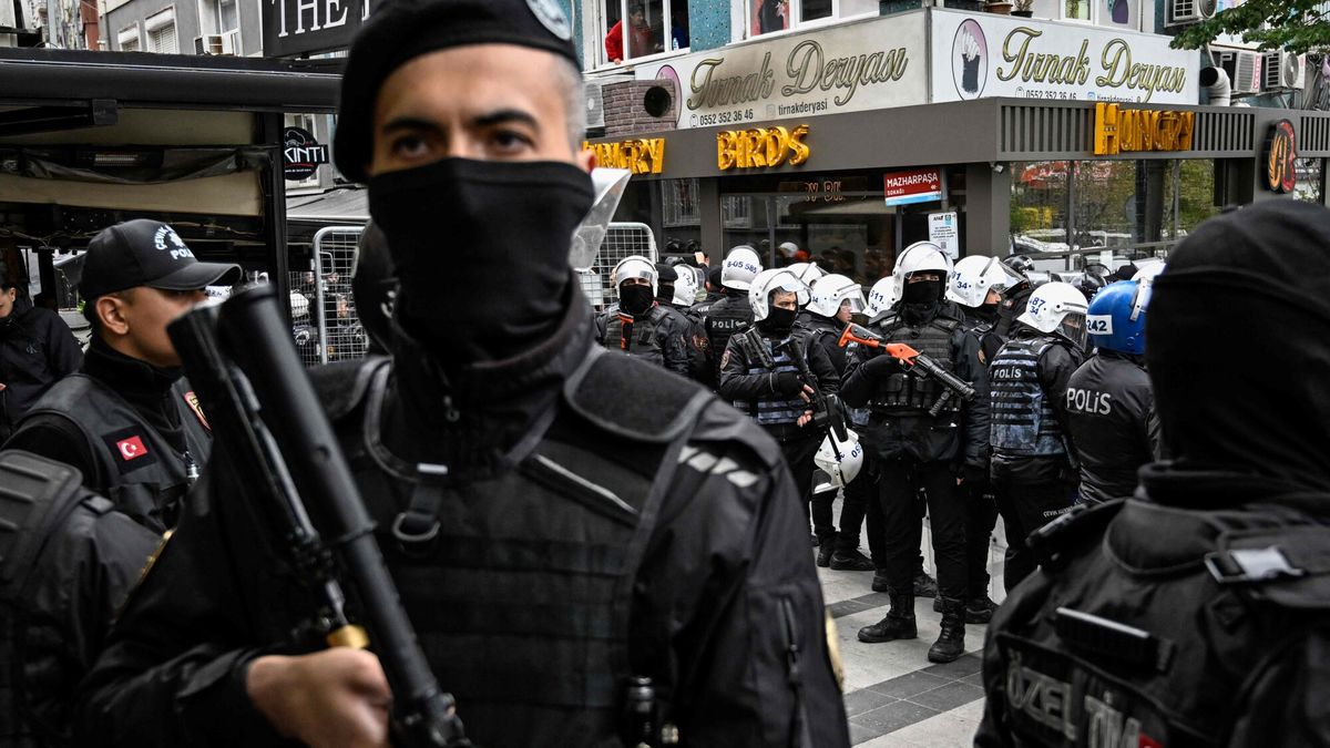 Obchody dnia 1 Maja na ?wiecie
Turkish police stand guard as they stop protesters attempting to march to Taksim Square during a May Day (Labour Day) rally, marking International Workers' Day, in Istanbul, on May 1, 2025. Turkish police on May 1, 2024 detained dozens of protesters attempting to tear down barricades in different districts of Istanbul after authorities banned May 1 rallies at the city's main Taksim Square. (Photo by KEMAL ASLAN / AFP)
KEMAL ASLAN