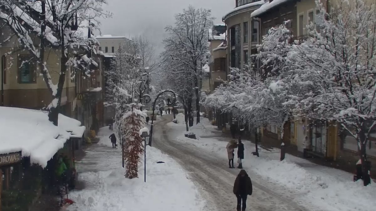Zimowa aura w Zakopanem. Tu widok na Krupówki