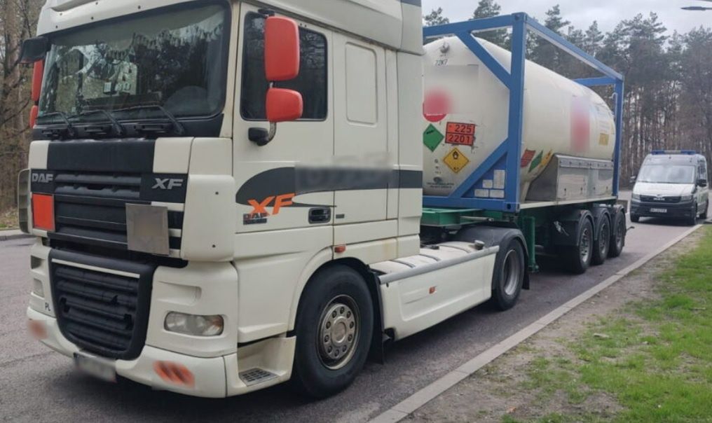 Białoruski kierowca pracował na dwóch kartach do tachografu. Dostał 23 mandaty na ponad 9 tys. złotych