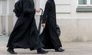 Najczęstszy błąd w tytułowaniu księży. Ekspertka mówi, czego unikać