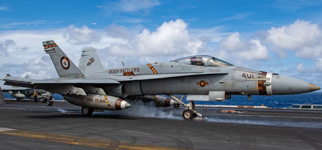 Należący do US Marines F/A-18C startuje z lotniskowca USS Nimitz