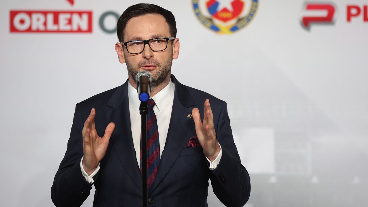 Kraków, 17.06.2021. Prezes PKN Orlen Daniel Obajtek podczas konferencji prasowej na stadionie Wisły w Krakowie, 17 bm. Nowym sponsorem piłkarzy Wisły Kraków została należąca do PKN Orlen marka Orlen Oil. (gj) PAP/Łukasz Gągulski