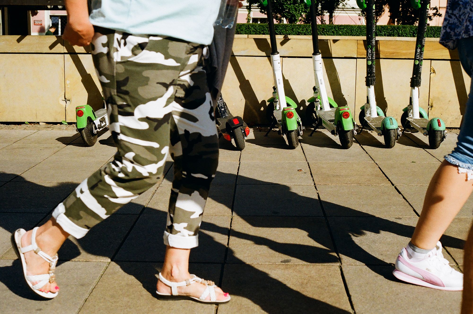 "Smutne hulajnogi Warszawy": Fotografka zauważyła poważny problem 13