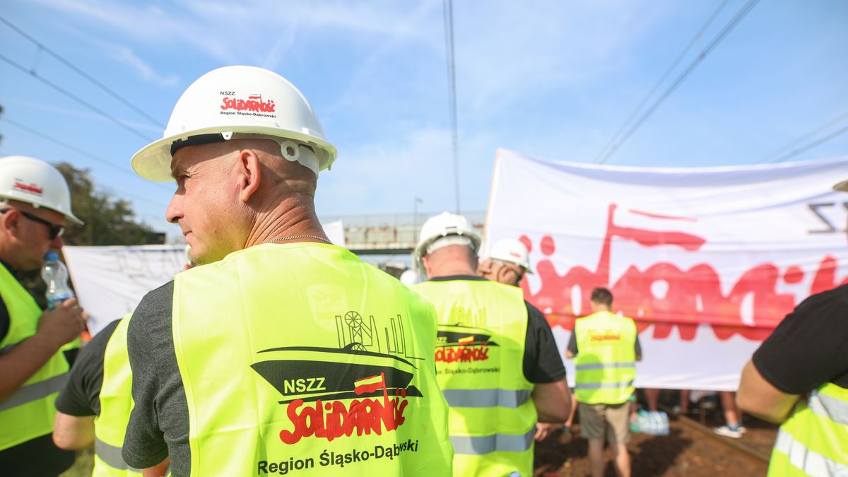 protest zwi�zkowc�w
Micha� Meissner
akcja protestacyjna strajkowa, blokada, kolej, PKP, PKP Cargo, protest, restrukturyzacja, strajk, tory, zwi�zkowcy, zwolnienia grupowe, kolejarze, kolejarzy, kopalni, kopalnia, kopal�, likwidacja, PKP Cargo Tabor, pracownicy, redukcja etat�w, redukcji etat�w, wypowiedze�, zatrudnieni, zmniejszenia zatrudnienia, zmniejszenie zatrudnienia