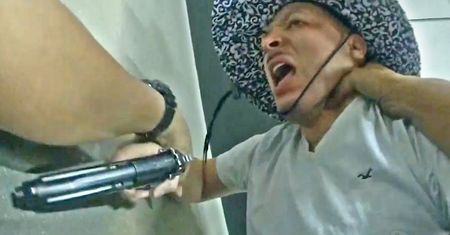 Nagranie z Los Angeles. Wyrwał policjantowi broń na komisariacie