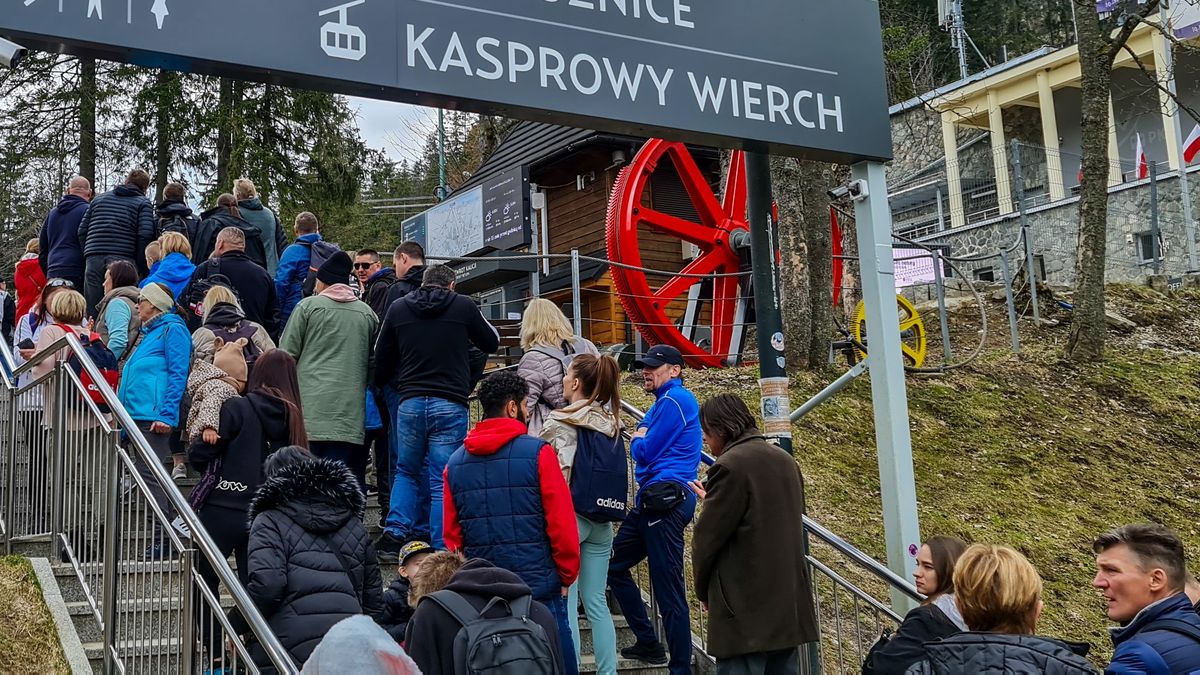 Zakopane, 01.05.2022 r.
Turysci stojacy w Kuznicach w kolejce do kas kolei linowej na Kasprowy Wierch.