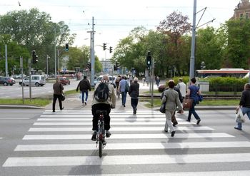 Roztrojenie jaźni na chodnikach, ścieżkach i ulicach