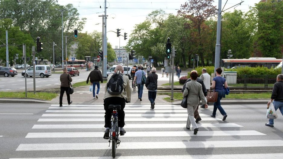 Współistnienie pieszych, rowerzystów i kierowców nie jest łatwe