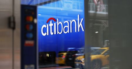 Znany bank "tnie do kości". Tysiące ludzi idzie na bruk