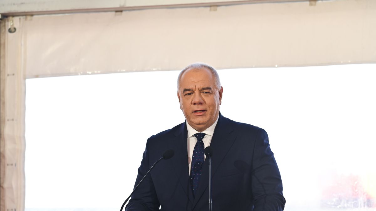 Świnoujście, 11.03.2023. Wicepremier, minister aktywów państwowych Jacek Sasin podczas konferencji prasowej, przed przyjęciem pierwszej dostawy gazu LNG gazowcem "Lech Kaczyński" w Terminalu LNG im. Prezydenta Lecha Kaczyńskiego w Świnoujściu, 11 bm. (mr) PAP/Marcin Bielecki