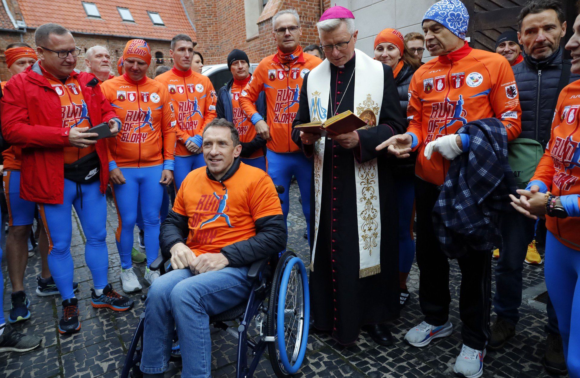 Bp Arkadiusz Okroj z uczestnikami biegu &#34;Run to Fatima&#34;