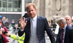 Harry i Meghan znaleźli się na wygnaniu. Przelała się czara goryczy