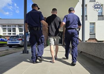 Napad z nożem w sklepie. 31-latek usłyszał zarzut