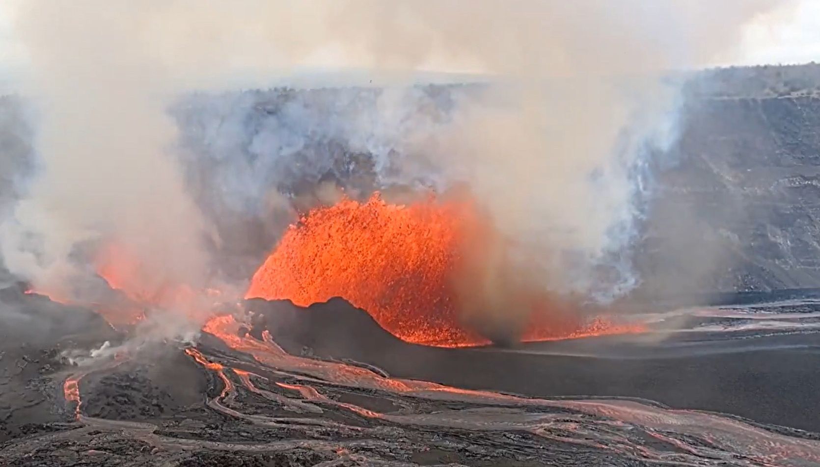 Erupcja wulkanu Kīlauea na Hawajach. W kraterze tworzą się trąby