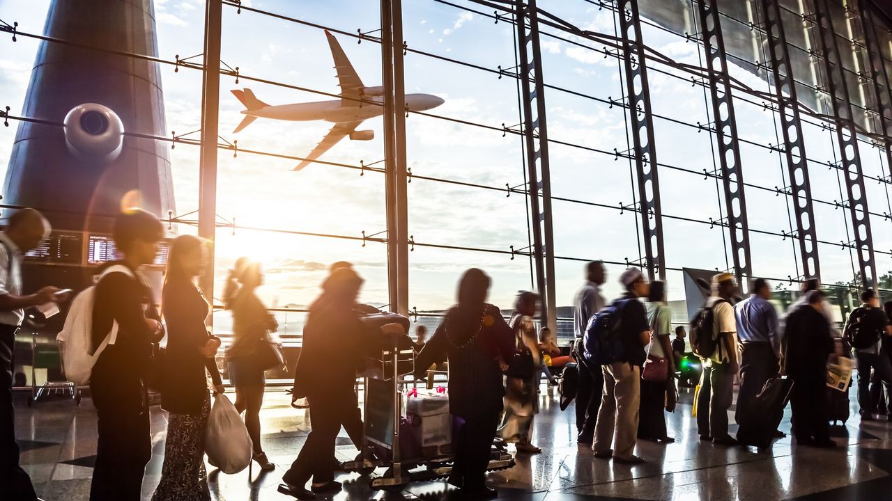 Zdjęcie pasażerów na lotnisku pochodzi z serwisu Shutterstock