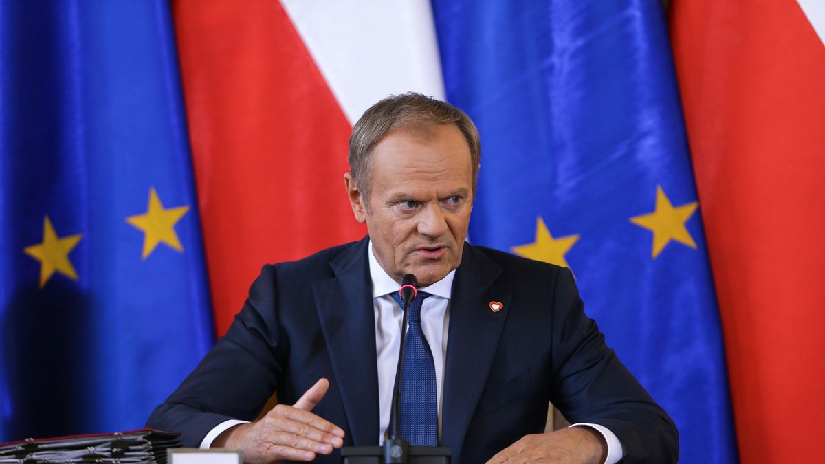 Katowice, 07.05.2024. Premier Donald Tusk przed wyjazdowym posiedzeniem rządu w Katowicach, 7 bm. W trakcie obrad Rada Ministrów zajmie się m.in. projektem ustawy o bonie energetycznym, który przedłuża na drugą połowę roku osłony dotyczące cen energii. (aldg) PAP/Jarek Praszkiewicz