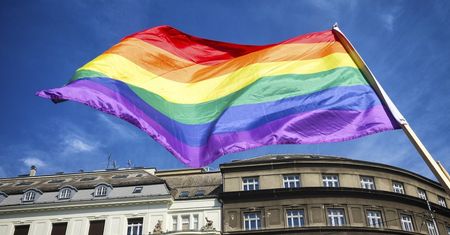 Ponad połowa Polaków chce związków partnerskich. Kontrowersje budzi jeden temat