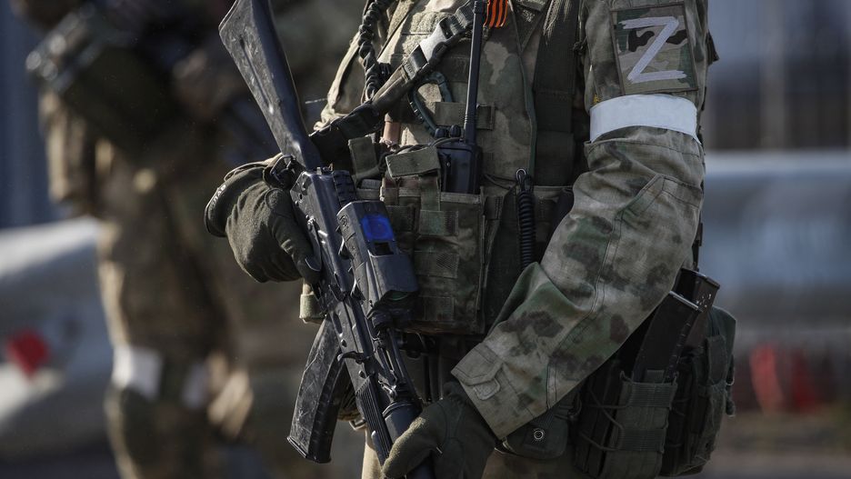 A picture taken during a media tour organized by the Russian Army shows Russian servicemen standing guard near the Kakhovka Hydroelectric Power Plant (HPP) on the Dnieper River in Kakhovka, near Kherson, Ukraine, 20 May 2022 (issued 21 May 2022). The Kakhovka HPP is the main source of energy supply to the south of Ukraine, as well as the most important strategic facility. EPA/SERGEI ILNITSKY Dostawca: PAP/EPA.