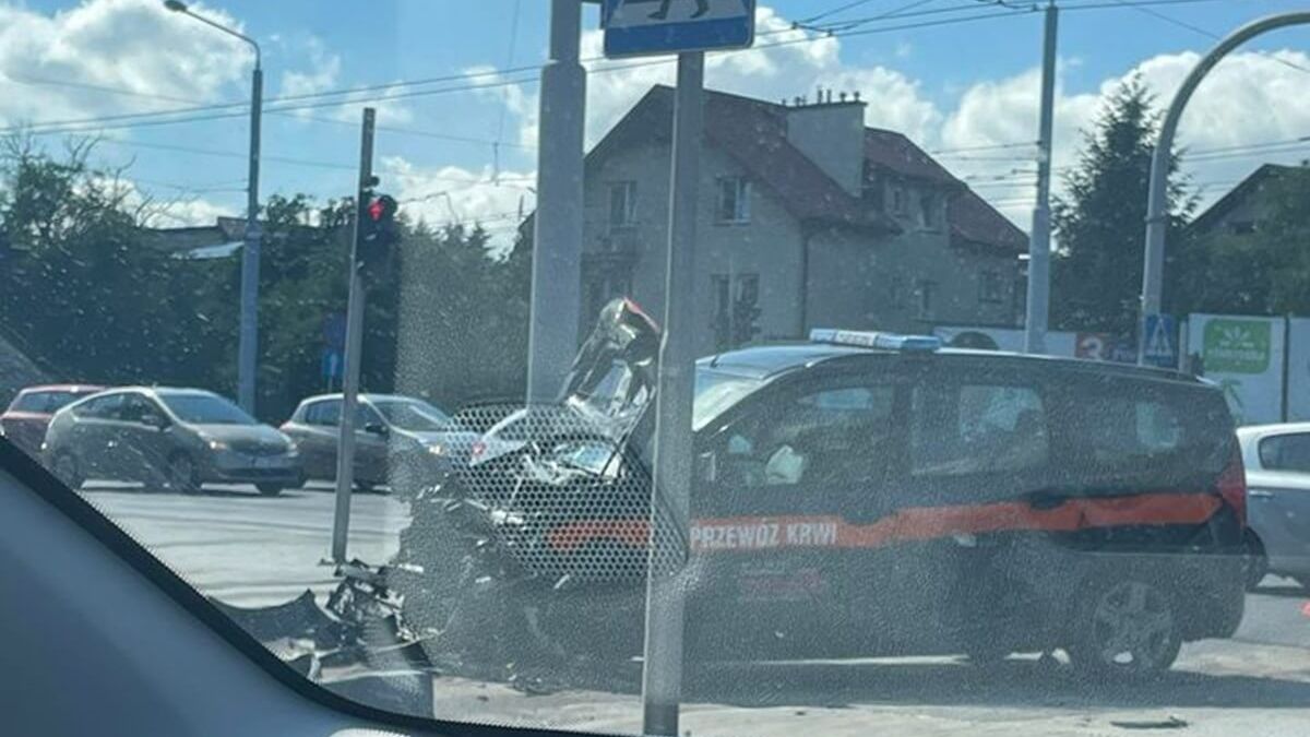 Kia zderzyła się z ambulansem do przewozu krwi na al. Kraśnickiej