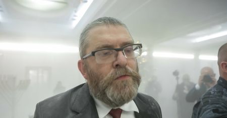 Hołownia zaalarmował policję. Niepokojący ruch Brauna z bronią