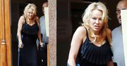 51-letnia Pamela Anderson o kulach opuszcza gabinet lekarski (ZDJĘCIA)