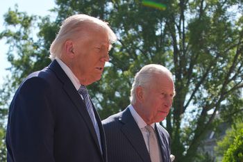 O tym rozmawiał Trump z Karolem III. Wyczytała z ruchu warg