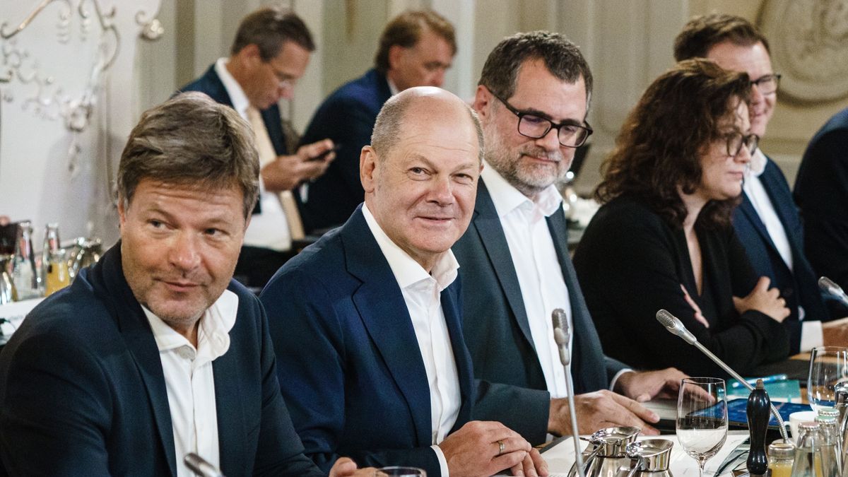 Na zdjęciu kanclerz Niemiec Olaf Scholz (w centrum kadru) i minister gospodarki Robert Habeck (po lewej)