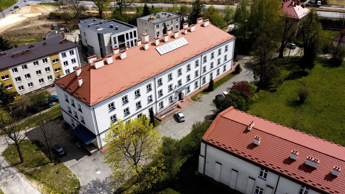 Lżej chorzy mogli niedawno trafić do tego izolatorium w Łańcucie. Teraz mogą wybrać jednak tylko szpital w Jarosławiu.