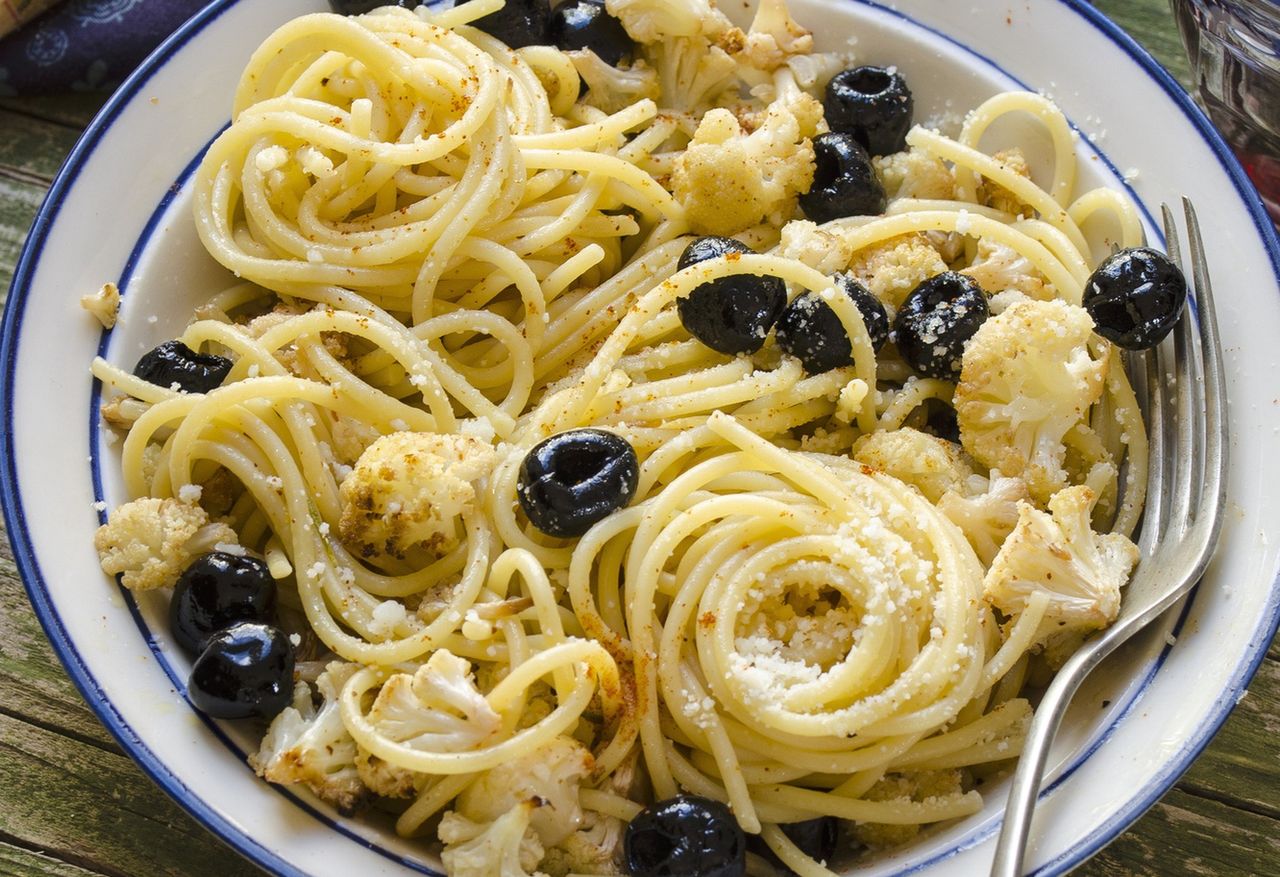 Jamie Olivers schnelle Pasta mit Oliven und Feta in 11 Minuten