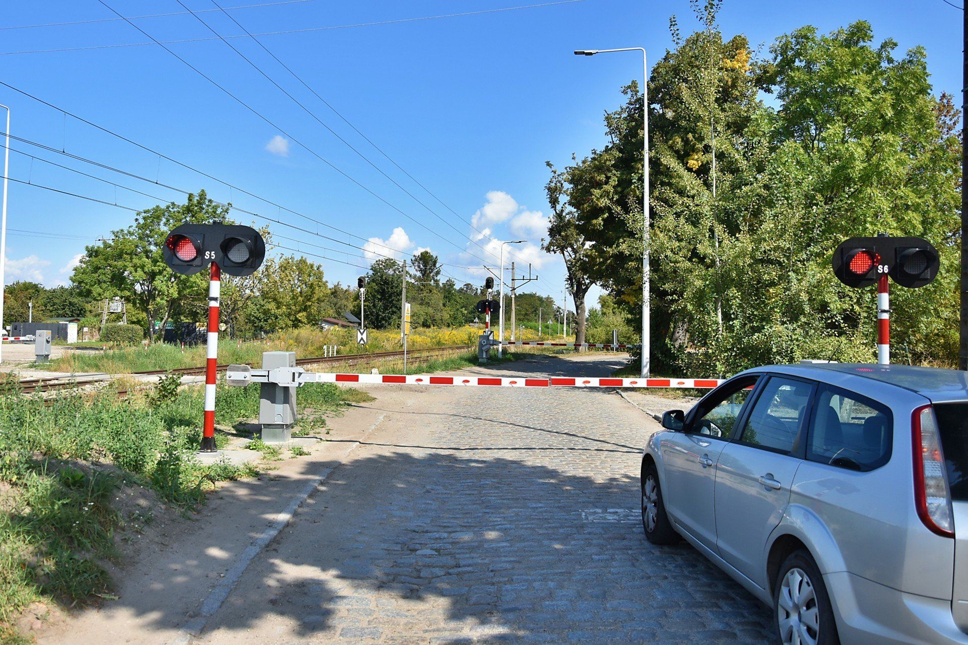 Auta nie przecinają torów, ale szlaban je zatrzymuje
