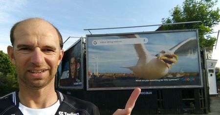 Google promuje się dziwnym zdjęciem. Billboardy straszą ludzi