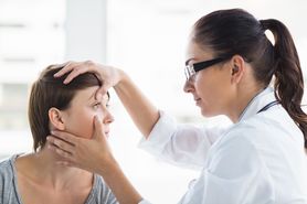 Męty w oku – przyczyny, objawy i leczenie