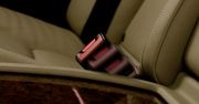 Mercedes ułatwia zapinanie pasów
